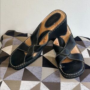 EUC WOMEN’S 9/EURO 40.5 BORN STRAPPY HEELED SANDALS